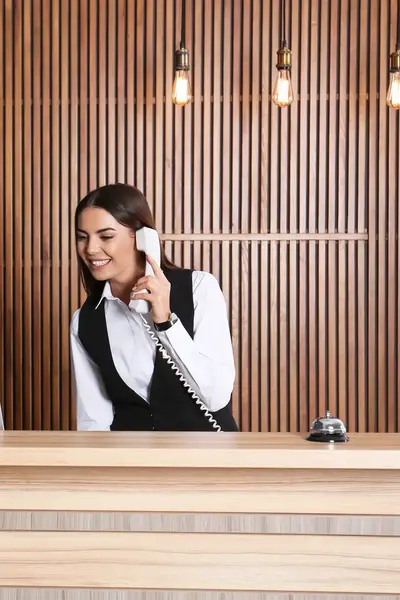 Receptionisten aan de balie in een hotel.