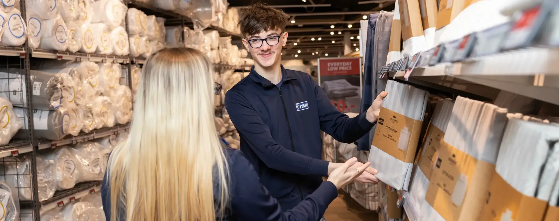 Student helpt een klant met product advies in een winkel 