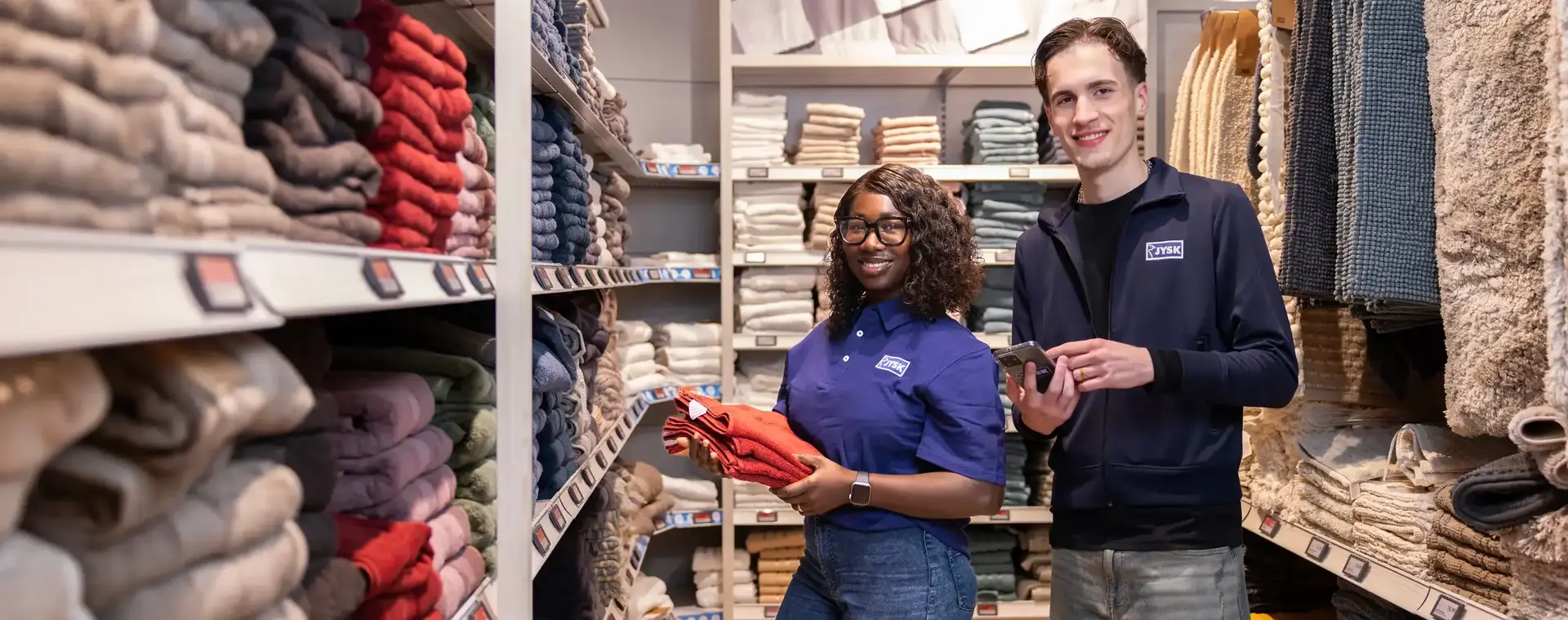 Twee studenten werken in een winkel
