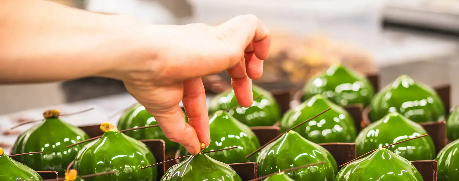 Met oog voor detail worden verfijnde patisseriegebakjes afgewerkt