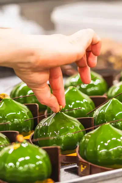 Met oog voor detail worden verfijnde patisseriegebakjes afgewerkt