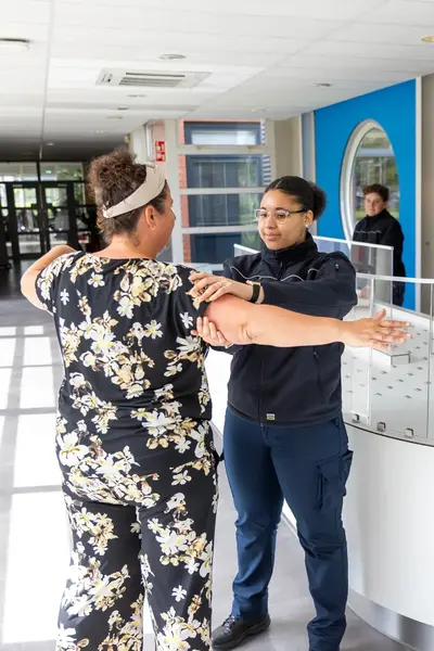 Student Veiligheidscollege in uniform fouilleert vrouw