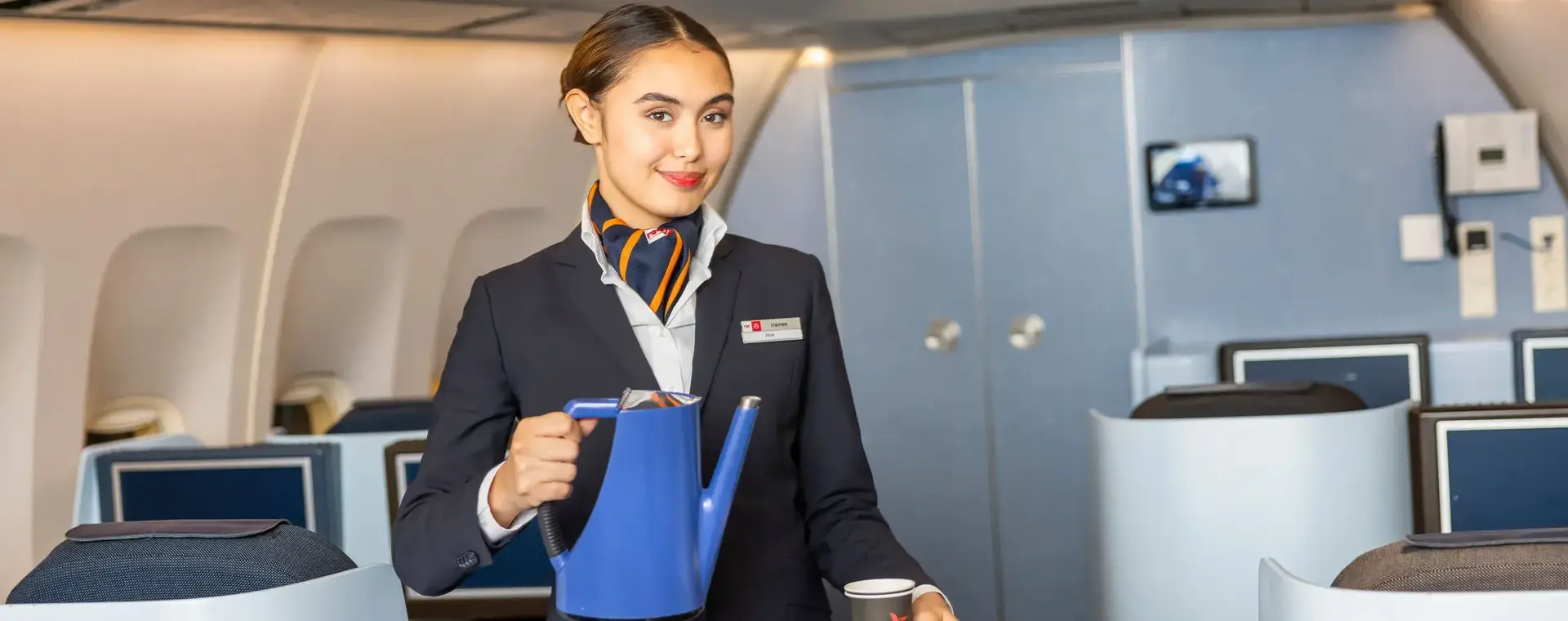 Stewardess met trolley in vliegtuig