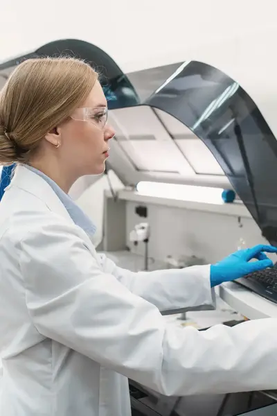 Studente achter scherm in laboratorium