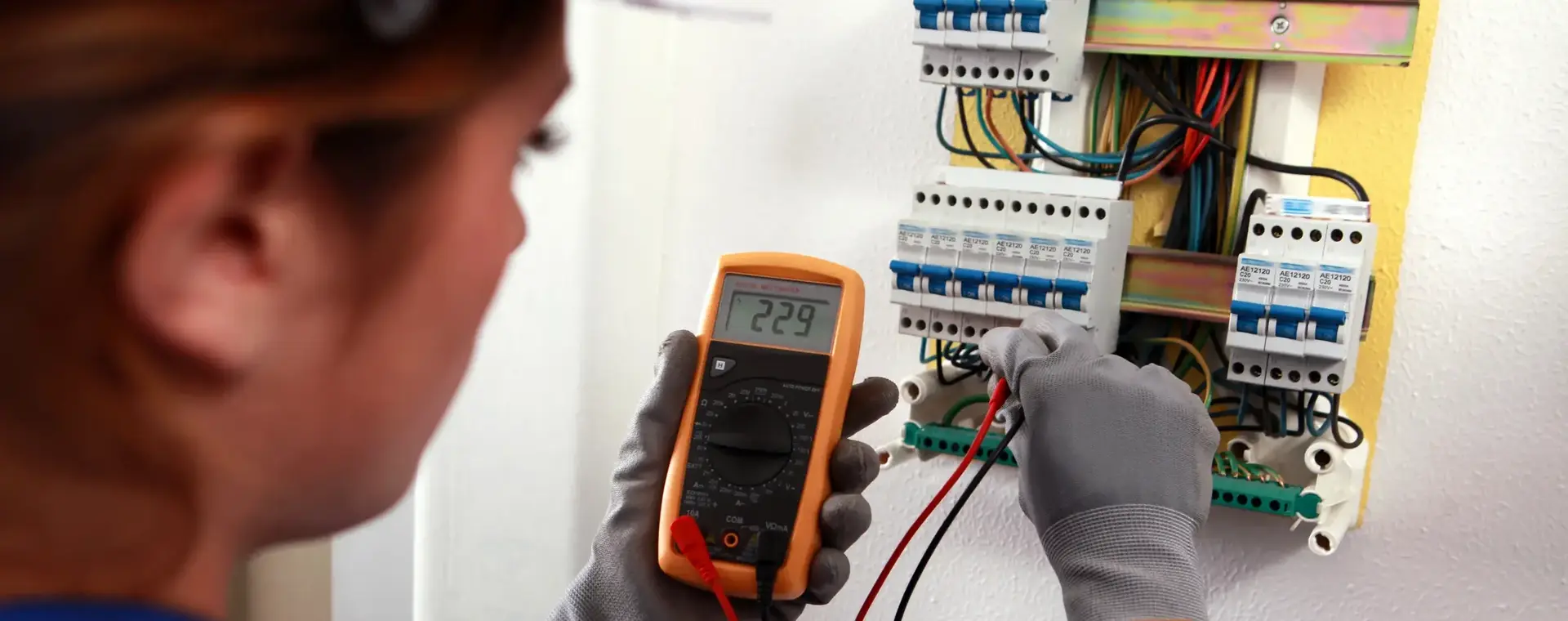 Student meet een elektrische installatie