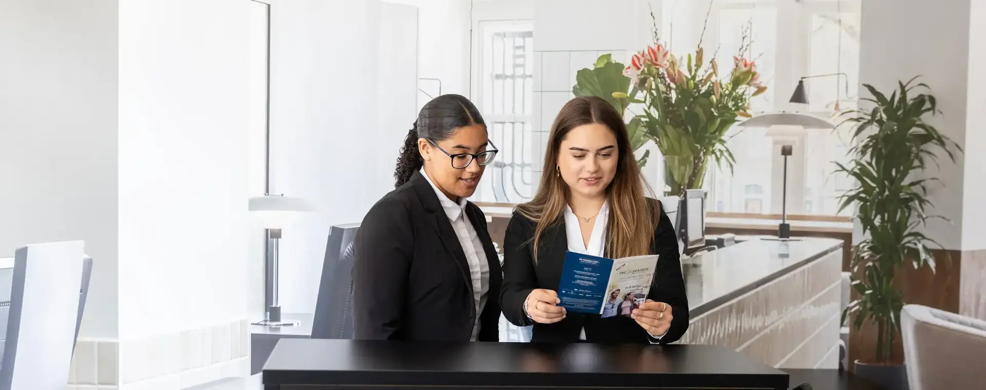 Studenten bespreken informatie bij de receptie in een hospitalityomgeving