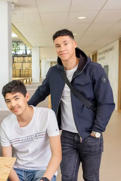 Groepje studenten achter computer.
