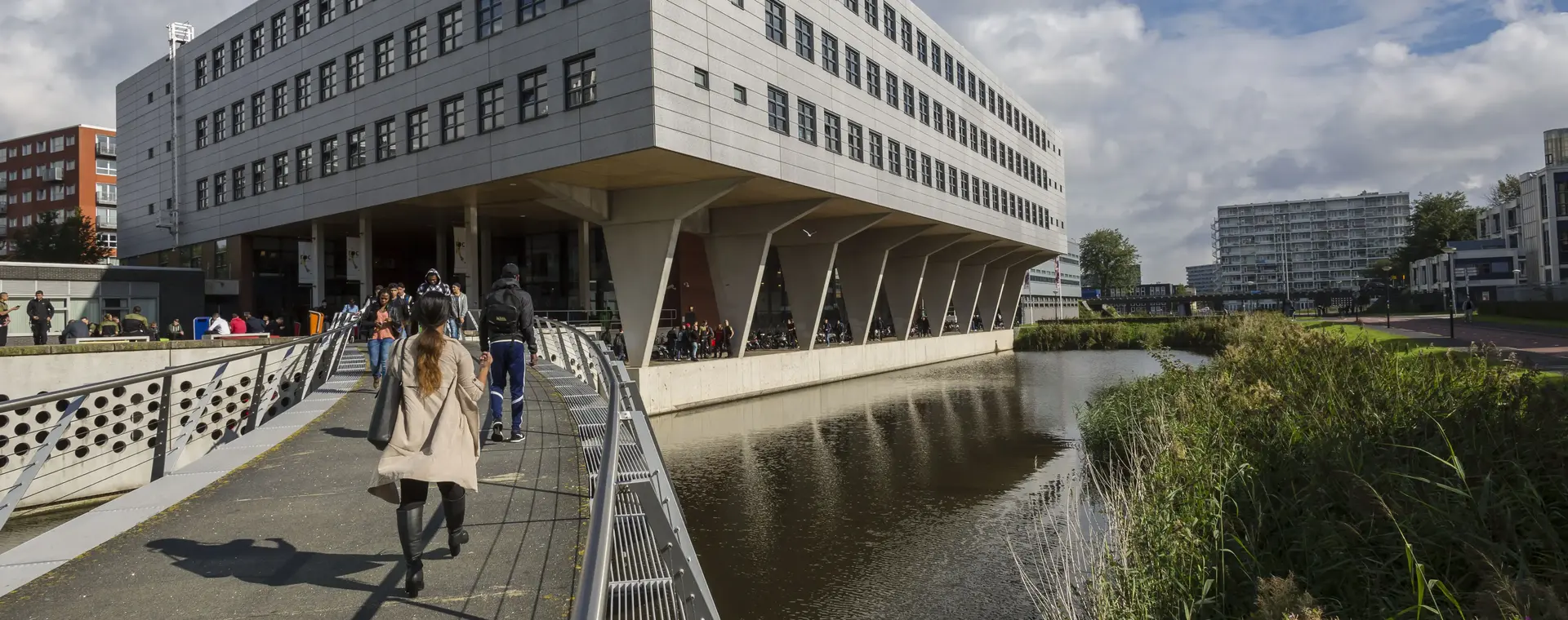 MBO College Zuidoost gezien vanaf de brug