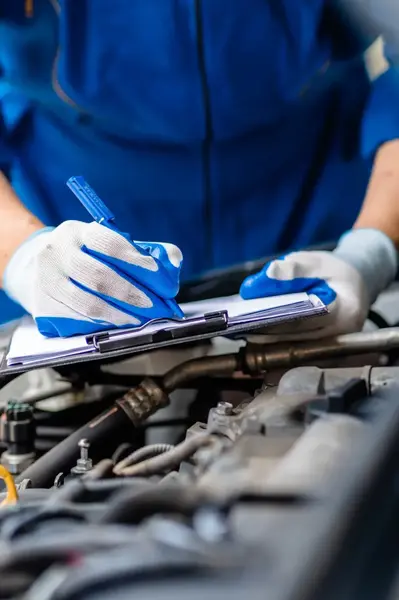 Student maakt notities over automotor