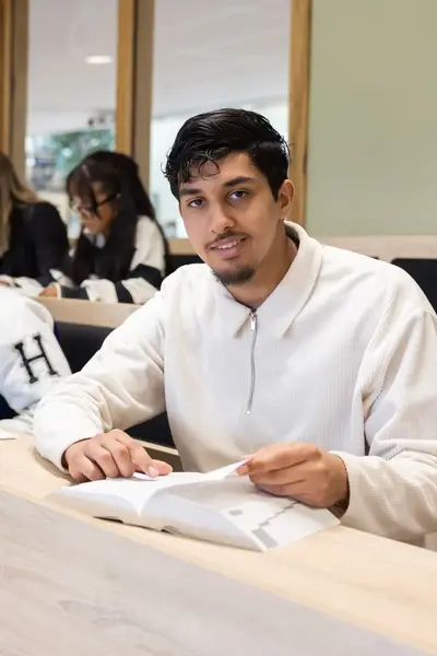 Studenten op een rij in de schoolbanken.