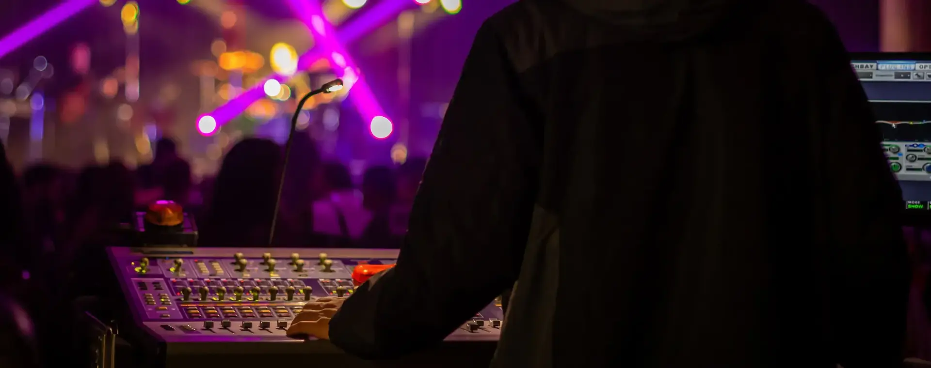 Student Allround Evenemententechniek en lichttechnicus achter een mengpaneel in de club.