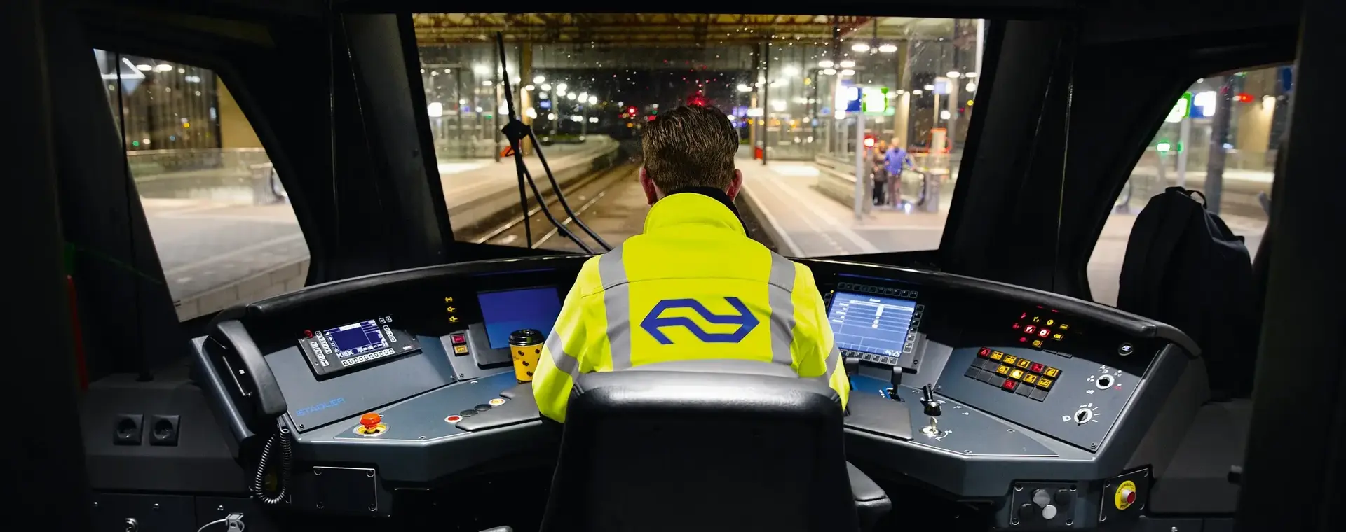 Machinist bestuurt een trein.