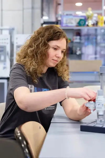 Student werkt aan installatie in praktijklokaal.