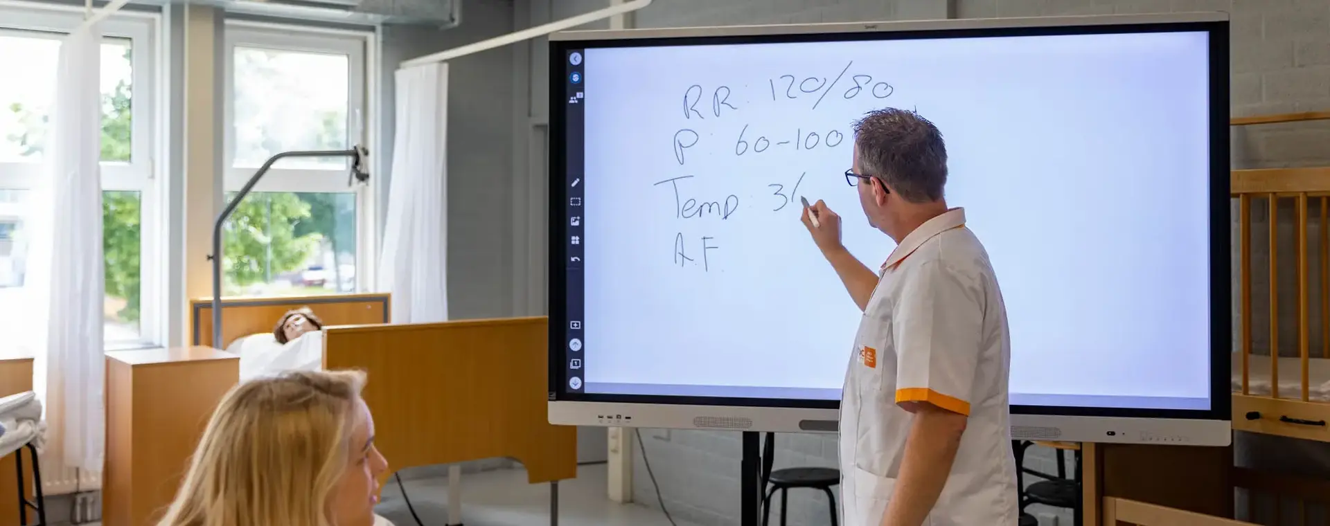 Docent in witte jas schrijft een formule op een digitale whiteboard