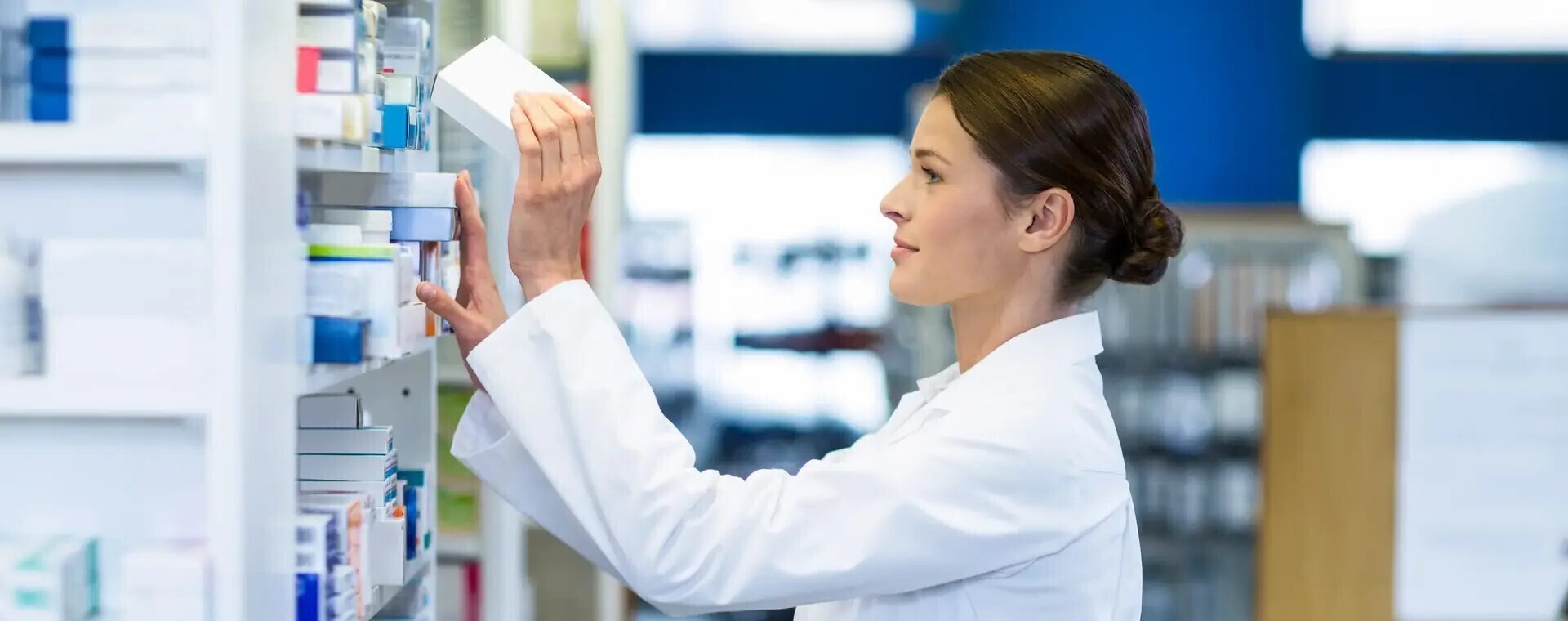 Apothekersassistent vult medicijnkast bij