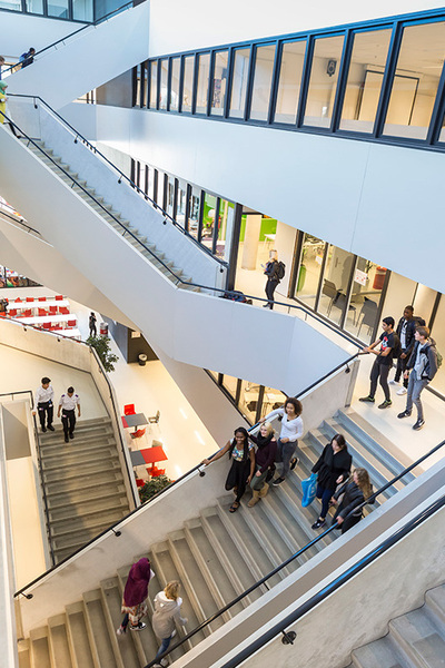 Leerlingen lopen op de trappen bij MBO College Noord