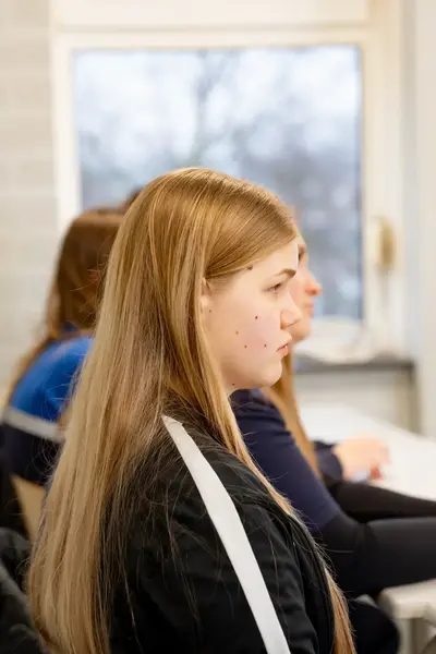 Studente met lang haar in klas Veiligheidscollege