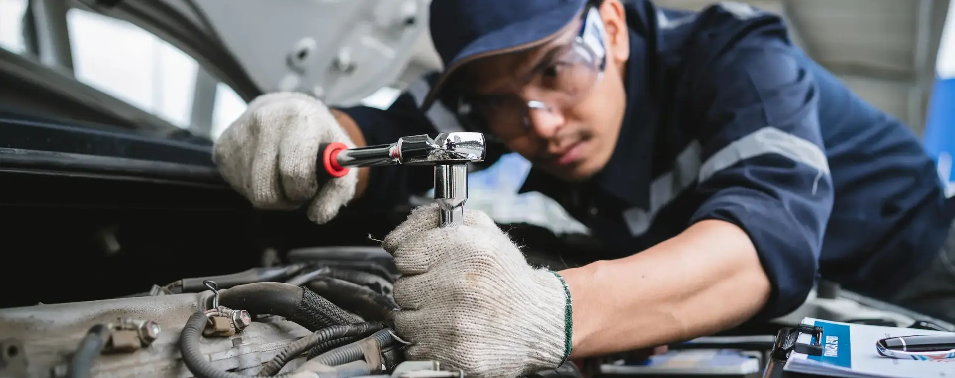 Student repareert onderdeel van automotor