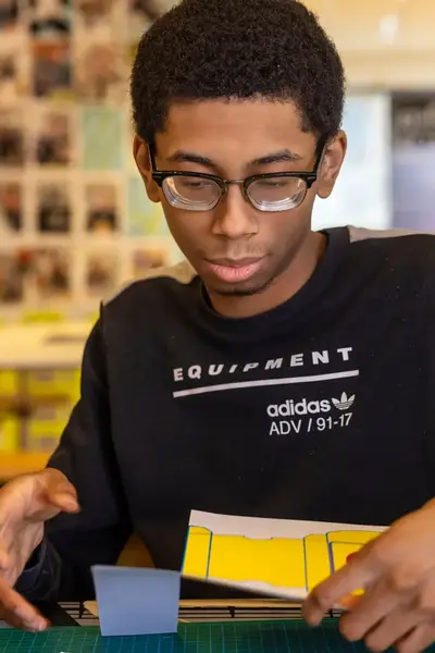 Student ordent zijn werk.