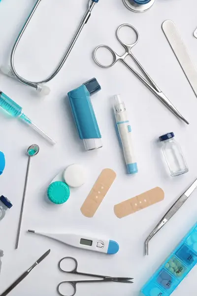 Verschillende medische accessoires en hulpmiddelen, zoals pleisters, handschoenen en injectienaalden