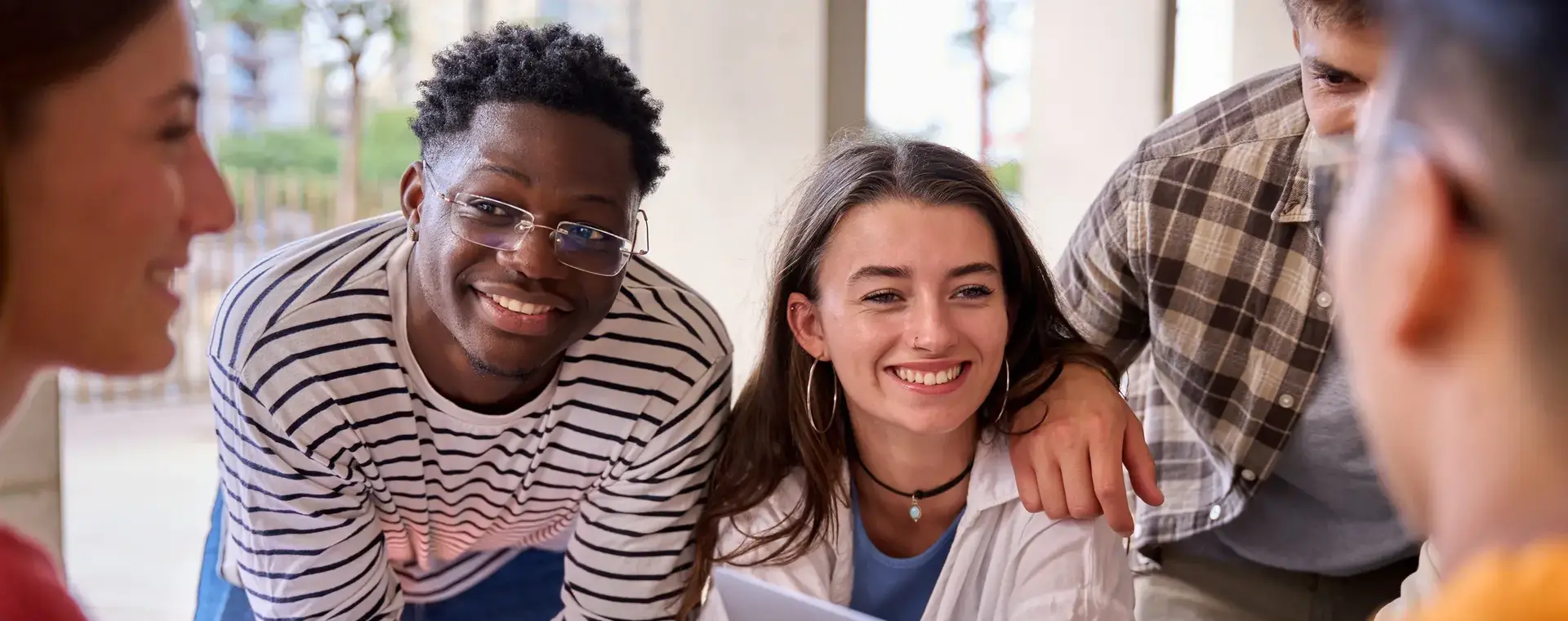 Groepje studenten dat plezier heeft tijdens het leren. 