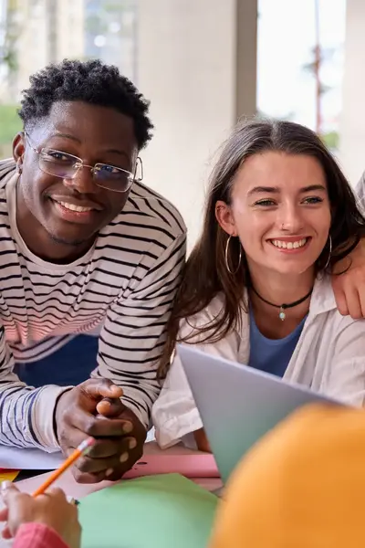 Groepje studenten dat plezier heeft tijdens het leren. 