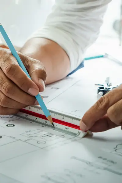 Twee handen tekenen technische tekening met potlood en liniaal