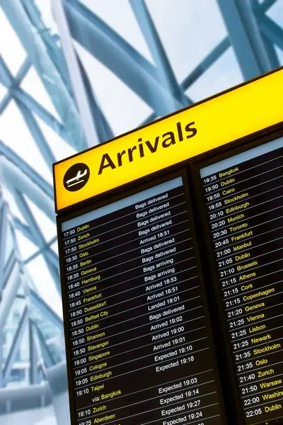 Digitaal bord met aankomsttijden van vliegtuigen.
