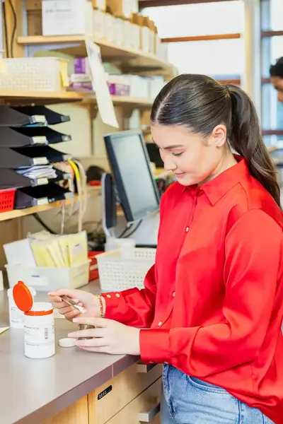 Student in de weer met poeders in apotheek