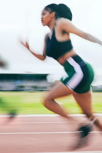 Twee sprinters op een atletiekbaan of hardloopbaan.