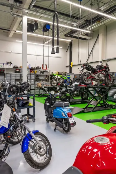 Werkplaats vol tweewielers, zoals scooters en motoren