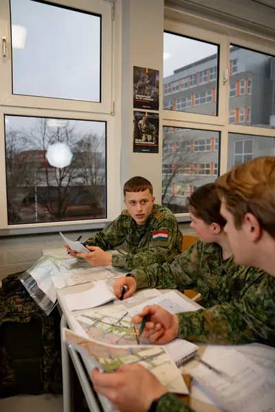 Studenten Veiligheidscollege in legeruniform in klas
