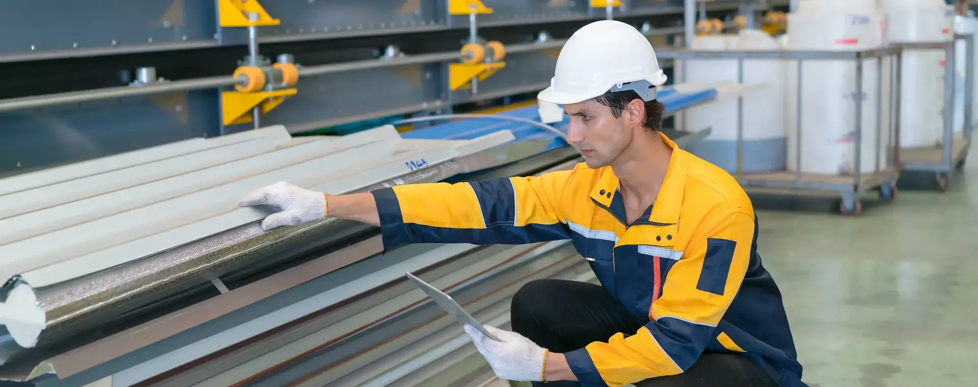 Gehurkte man inspecteert platen aan de hand van een lijst