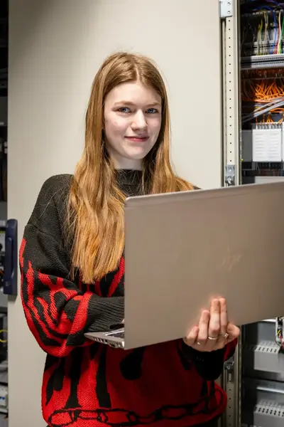 Student achter laptop in ruimte met stoppenkast
