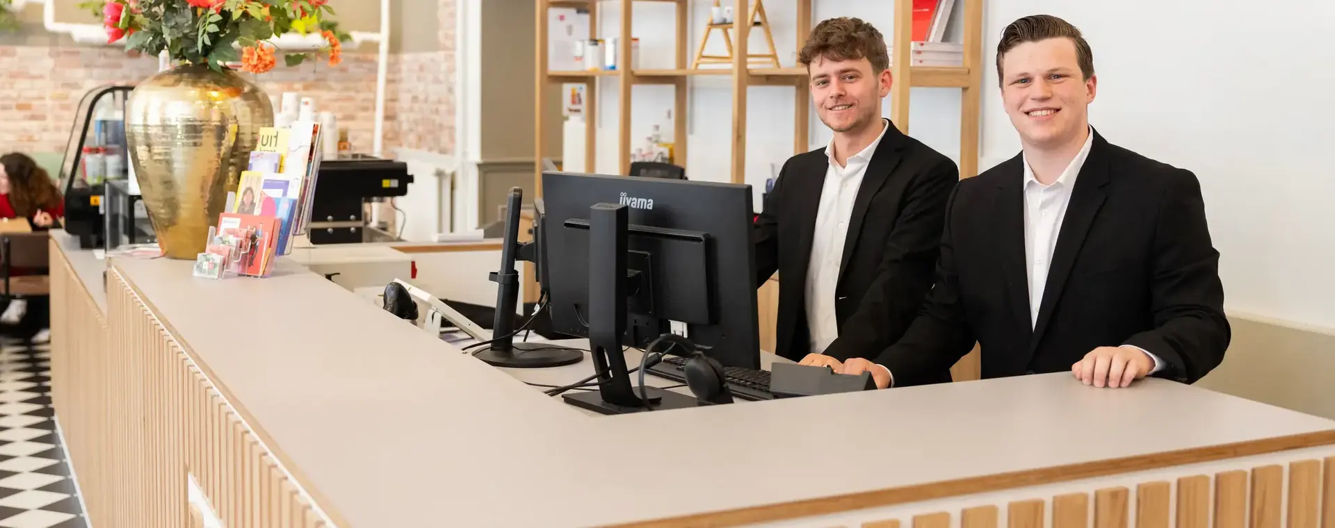 Studenten oefenen hun ontvangst- en gastvrijheidsvaardigheden in een hotel