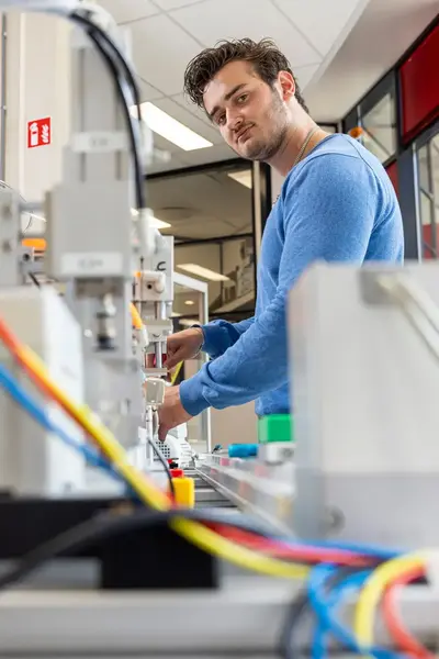 Student werkt aan een elektrische installatie