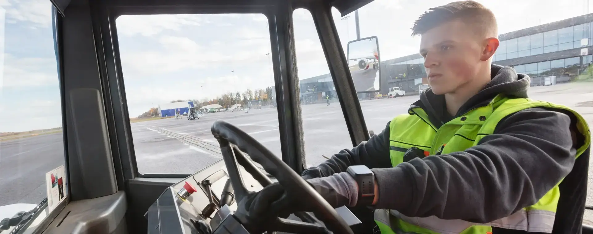Student in vrachtwagen op luchthaven