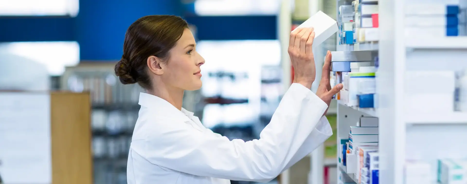 Apothekersassistent vult medicijnkast bij