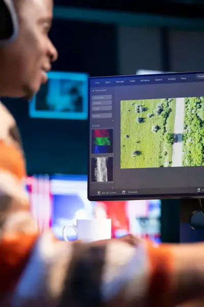Student bewerkt een foto op zijn computer.