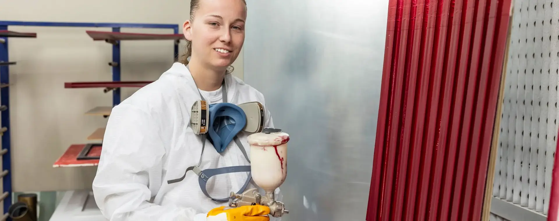 Student met verfspuit