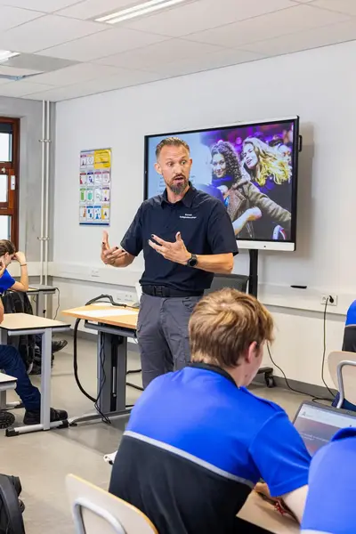 Docent veiligheid voor de klas met studenten in uniform