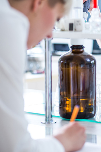 Fles met vloeistof in laboratorium