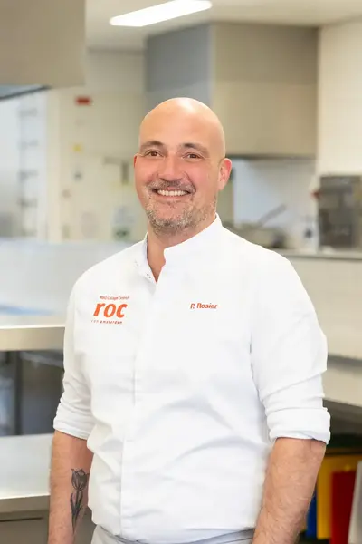 Docent kok in keuken.