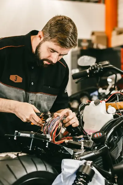Monteur repareert een motorfiets
