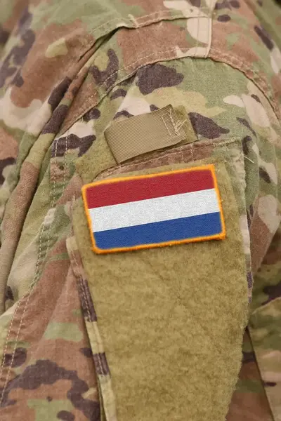 Nederlandse vlag op legeruniform