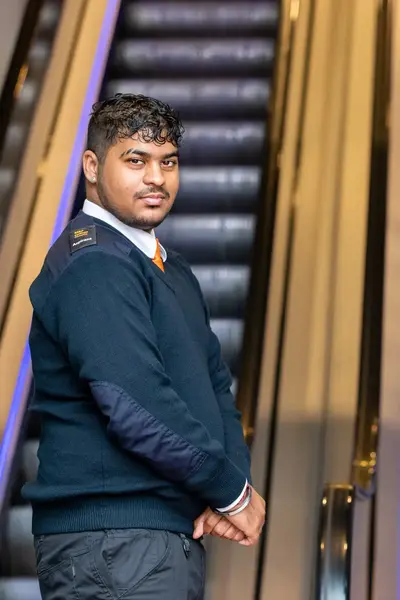 Student Veiligheidscollege in uniform bij roltrappen