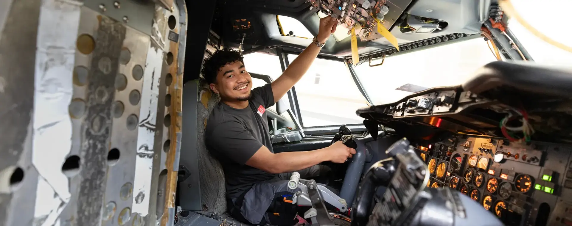 Student checkt elektronica in cockpit vliegtuig