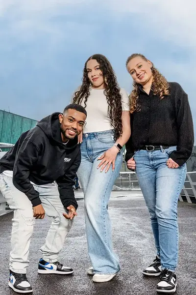 Drie jongeren op de brug voor Nemo