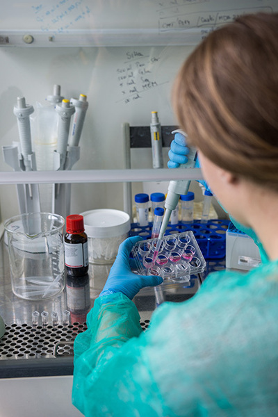 Meisje in laboratorium werkt met vloeistoffen