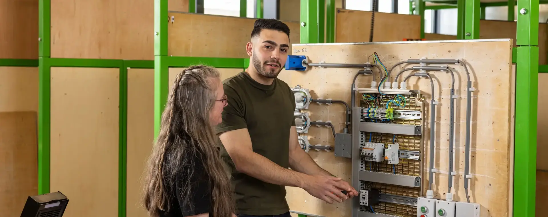 Studenten staan bij een elektrapaneel